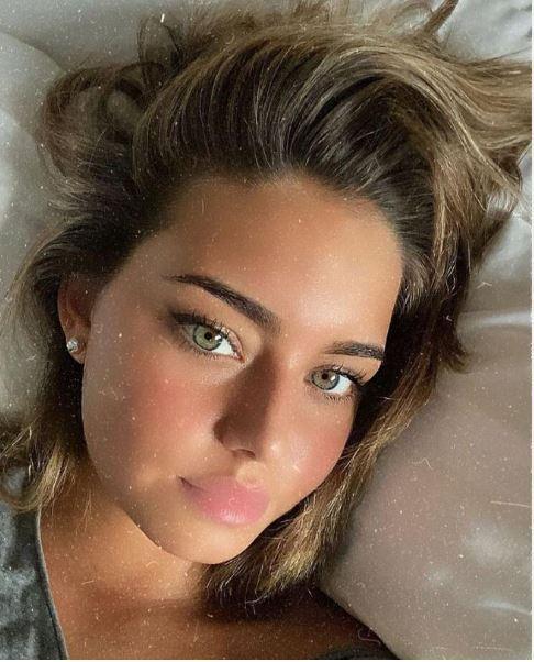 Güzelliği ve fiziği ile göz önünde bulunan Yanaç, yaptığı son paylaşımla dikkatleri üzerine çekti.