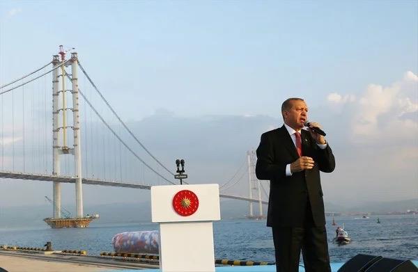 1915 Çanakkale Köprüsü hizmete gireli tam bir yıl oldu. Yapılan sözleşme gereği köprüyü yapan Türkiye ve Güney Koreli firmalardan oluşan konsorsiyuma yıllık 16 milyon 425 araç için Hazine garantisi verilen 1915 Çanakkale Köprüsü'nden bir yılda 2 milyon 200 bin araç geçti. 12 milyon 225 bin araç için Hazine'den köprüyü yapan firmalara 5 milyar 86 milyon lira ödeme yapılacak.