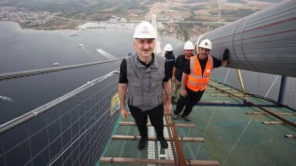 1915 Çanakkale Köprüsü'nün açılışının üzerinden bu yana tam 1 yıl geçti. Devletin müteahhit firmalara geçiş garantisi adı altında ödeyeceği para Ulaştırma ve Altyapı Bakanı Adil Karaismailoğlu'nun bugün yaptığı açıklamayla belli oldu. Ulaştırma ve Altyapı Bakanı Adil Karaismailoğlu, yıllık 16 milyon 425 araç için Hazine garantisi verilen ve yap-işlet-devret modeliyle inşa edilen 1915 Çanakkale Köprüsü?nden bir yılda 2 milyon 200 bin araç geçtiğini açıkladı.