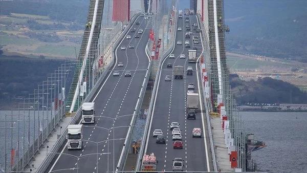 Adıyaman?da bugün açıklamalarda bulunan Bakan Karaismailoğlu, ?Yarın, hem şanlı Çanakkale Zaferi?mizin 108. yıl dönümü, hem de ecdada saygı, geleceğe armağan olarak nitelendirdiğimiz 1915 Çanakkale köprümüzün açılışının 1. yıl dönümü. Bugüne kadar 2 milyon 200 bin araç, 1915 Çanakkale köprümüz sayesinde kara yolunu kesintisiz şekilde kullandı. 2 milyona yakın araç ise Malkara-Çanakkale Otoyolu?nu kullandı. Böylece bölge ekonomisi canlandı, turizme, tarıma ve istihdama önemli katkılar sağlandı. Sonuçta ülkemiz kazandı, milletimiz kazandı? dedi.