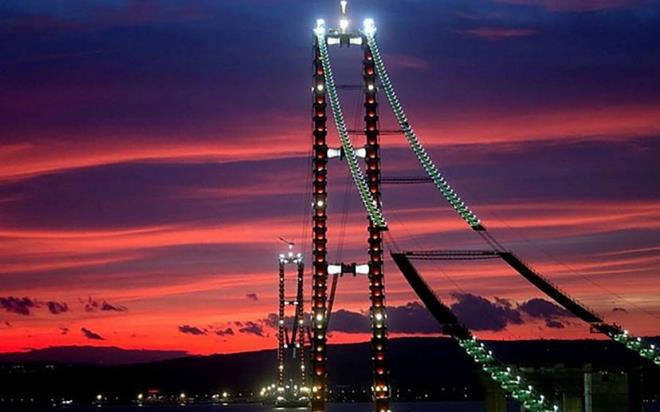 1915 Çanakkale Köprüsü 1 yıl önce hizmete girdi. 16 milyon 425 bin araç geçiş garantisi verilen köprüden bir yılda sadece 2 milyon 200 bin araç geçti. Hazine, geçmeyen 14 milyon 225 bin araç için köprüyü yapan firmalara 251 milyon 782 bin 500 Euro yani bugünkü kurdan 5 milyar 86 milyon lira ödeme yapacak..