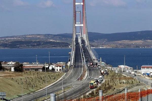 Hazine, 1915 Çanakkale Köprüsü için geçmeyen her araç başına 17.7 Euro ödüyor. Ulaştırma ve Altyapı Bakanı Adil Karaismailoğlu bugün bir yılda 2 milyon 200 bin araç geçtiğini açıkladı. Buna göre geçmeyen 14 milyon 225 bin araç için devletin kasasından toplam 251 milyon 782 bin 500 Euro (bugünkü kurla 5 milyar 86 milyon lira) çıkacak.