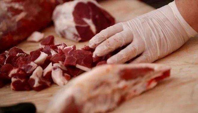 Et ve Süt Kurumu (ESK) son iki ayda yüzde 50'den fazla artan et fiyatları için harekete geçti.     Fiyatlarda spekülasyona engel olmak için ESK ile Tarım Kredi Market zincirleri arasında bir protokol imzalandı.     Konuyla ilgili ESK Genel Müdürü Mustafa Kayhan bir açıklama yaptı. Kayhan, "Protokol kapsamında bugünden başlayarak verdiğimiz ürünlerin miktarını aylık minimum 600 tona çıkararak ambalajlı 1'er kilogramlık kıyma ve kuşbaşı vereceğiz." dedi.     Kayhan'ın açıklamasına göre kıymanın kilogramı 140 lira, kuşbaşının kilogramı da 150 liradan market raflarında satılacak.<br>    MARKETLERDEN FİYAT TAAHHÜDÜ<br>    İstanbul'da faaliyet gösteren ve kasap reyonu olan market zincirlerine aylık minimum 2 bin 400 ton karkas et vereceklerini söyleyen Kayhan, "Onlar da ramazan boyunca tüketicilerimize kıymayı 190 liradan, kuşbaşı eti de 210 liradan satacaklarını taahhüt ettiler. Bu program da bugünden itibaren başlıyor."