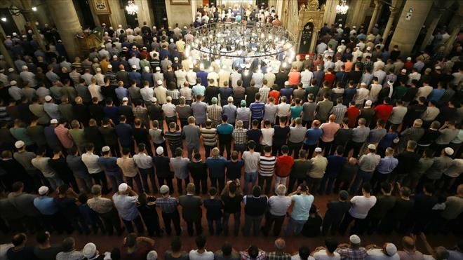 TERAVİH NAMAZI CEMAATLE NASIL KILINIR?  Diyanet tarafından yapılan açıklamaya göre teravih namazı cemaatle şöyle kılınır:    Önce yatsı namazının ilk sünneti, sonra farzı daha sonra da son sünneti kılınır. Sonra imam, müezzin veya cemaatten biri teravih namazına başlanacağını duyurur.    İmam ?niyet ettim Allah rızası için teravih namazını kılmaya ve kıldırmaya?, cemaat de ?niyet ettim Allah rızası için teravih namazını kılmaya, uydum imama? şeklinde niyet ederek iftitah tekbiri alınıp namaza başlanır.    İkişer rekât halinde kılınacaksa ikinci rekâttan sonraki oturuşta "Tahiyyat?, ?Salli-Barik? ve ?Rabbena? duaları okunarak sağa ve sola selam verilir. Eğer teravih dört rekât olarak kılınacaksa ilk oturuşta ?Tahiyyat? ile birlikte ?Salli-Barik? duaları okunarak kalkılır ve üçüncü rekâta kalkıldığında ise ?Sübhaneke? duası okunur. Her selam verildiğinde ?salat-ı ümmiyye??nin okunması güzel olur.    Teravih namazı ara vermeden kılınabileceği gibi ihtiyaca göre kısa aralar da verilebilir. Teravih namazı bittikten sonra kısa bir duanın akabinde vitir namazı da cemaatle kılınır. Daha sonra tesbihat ve dua ile birlikte ibadet tamamlanmış olur.