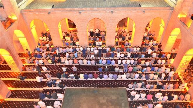 TERAVİH NAMAZI EVDE KILINIR MI?  Teravih namazı evde kılınabilir. Aile bireyleri teravih namazını kendi başlarına tek tek kılabilecekleri gibi içlerinden Kur?an-ı Kerim?i en iyi okuyanı ve namazla ilgili hükümleri en iyi bileni, diğerlerine imam olarak cemaatle de kılabilirler.      Ezan okunduktan sonra sırayla:    - 4 Rekât yatsının ilk sünneti  - 4 Rekât yatsının farzı  - 2 Rekât yatsının son sünneti  - 20 Rekât teravih  - 3 Rekât vitir namazı kılınır.    Teravihin ikişer rekât olarak kılınması daha uygundur. Bununla birlikte dörder rekât halinde de kılınabilir.  İkişer rekât halinde kılınırken aynen sabah namazının sünneti gibi kılınır. Dörder rekât kılınırken ise yatsının ilk sünneti gibi kılınır. Teravih tamamlandıktan sonra Vitir namazı kılınır.