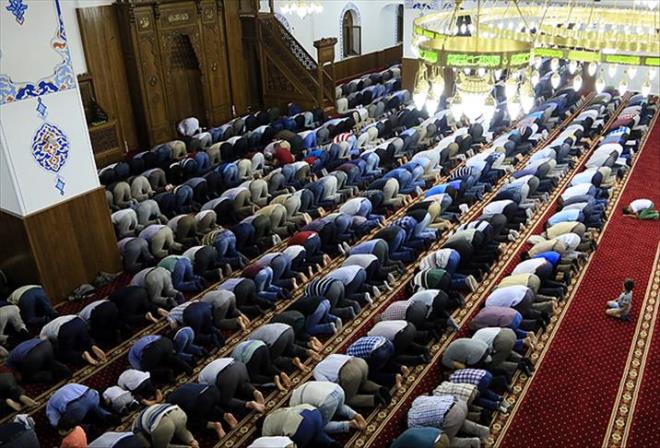 TERAVİH NAMAZI NASIL KILINIR?  Teravih namazı, iki rekâtta bir ya da dört rekâtta bir selam verilerek toplamda yirmi rekât olarak kılınır. Hasta veya yorgun olanlar, yirmi rekâtın tamamını kılmakta zorlanırlarsa, bu fazileti kaçırmamak için teravih namazını sekiz rekât olarak da kılabilirler.    Zira Peygamber Efendimiz şöyle buyurmuştur: ?Faziletine inanarak ve mükâfatını umarak Allah rızası için ramazan gecelerini (teravih vb.) ibadetlerle geçiren kimsenin geçmiş günahları bağışlanır.? (Buhari, Teravih, 1 (2008); Müslim, Namaz, 173 (759).    Teravih namazı, yatsı namazının son iki rekât sünneti kılındıktan sonra eda edilir, yatsıdan önce kılınması caiz değildir. Vitir namazı ise genellikle teravihten sonra kılınır.
