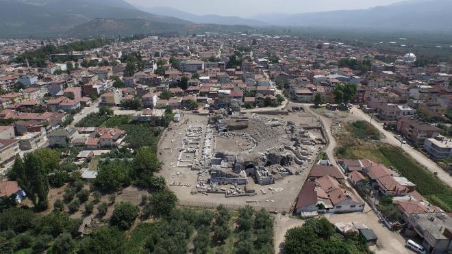 Kültür ve Turizm Bakanlığı?nın, UNESCO Dünya Mirası daimi adaylığı için gönderdiği, Bursa?nın İznik ilçesiyle ilgili dosya, UNESCO tarafından içerik ve formatıyla eksiksiz olarak kabul edildi. UNESCO?nun danışma organı ICOMOS uzmanlarının dosya inceleme, alan ziyaretleri ve rapor incelemeleriyle devam edecek sürecin ardından İznik?in Dünya Mirası Listesi?ne alınıp, alınmadığı 2024 yılı Haziran ayında yapılacak komite toplantısında ilan edilecek.