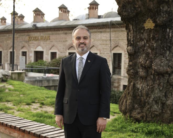 Gözler artık UNESCO?da<br>  İznik?in dünya mirası ilan edilmesine ilişkin süreç devam ederken, gözler artık tamamen UNESCO?ya çevrildi. Türkiye?nin İznik Dosyası?nı içerik ve format yönünden eksiksiz olarak kabul eden UNESCO?da da uzun soluklu bir İznik mesaisi başlamış oldu. İznik dosyası incelenerek değerlendirilmek üzere UNESCO?nun danışma organı olan Uluslararası Anıtlar ve Sitler Konseyi?ne iletildi. ICOMOS?dan görevlendirilen uzmanlar, dosyada sunulan alanların korunmuşluk durumları ile ilgili alan yönetimlerini incelemek üzere Temmuz ? Eylül 2023 arasında alan ziyaretleri yapacak. Ekim- Kasım 2023 arasında ise ICOMOS uzmanları, dosyada yeterli görmedikleri bölümlerle ilgili ek bilgi isteyecek. Aralık 2023?te ise ICOMOS, dosya ile ilgili kararını UNESCO merkezine bildirecek. Haziran 2024?te de UNESCO Dünya Miras Merkezi, tüm bu belge ve ICOMOS?un raporunu inceleyerek, UNESCO Dünya Miras Komite Toplantısı?nda İznik ile ilgili kararını açıklayacak.