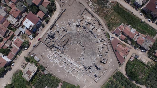 Türkiye?nin tek adayı İznik<br>  Tarihi özellikleri ile medeniyetlerin somut ve somut olmayan değerlerini günümüze kadar taşıyan benzersiz tarihi kent olması nedeniyle İznik, 2014 yılında Dünya Miras Geçici Listesi?ne dahil edildi. Daimi adaylık çalışmaların yürütülmesi için 2016 yılında Büyükşehir Belediyesi bünyesinde İznik Alan Başkanlığı kuruldu. İznik Alan Başkanlığı?nca hazırlanan yönetim planı, 2022 Mayıs ayında Eşgüdüm ve Denetleme Kurulu?nca onaylanarak yürürlüğe girdi. UNESCO uygulama rehberine uygun olarak hazırlanan İznik?in adaylık dosyası, 2022 Ağustos ayında Kültür ve Turizm Bakanlığı?na teslim edildi. İznik Alan Başkanlığı?nın 1 yıl gibi kısa sürede bitirdiği yönetim planı ve adaylık dosyası, ?Kültür ve Turizm Bakanlığı tarafından yapılan değerlendirmede? UNESCO daimi listesine aday olmaya değer görüldü. Bakanlık, 19 Eylül 2022 tarihinde Türkiye?den sadece İznik?in daimi adaylık dosyasını UNESCO Dünya Miras Merkezi?ne gönderdi.