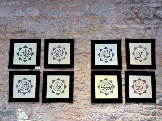 Enstitü öğretmeni, hattat Ömer Faruk Özoğul ile atölyelerdeki öğretmen ve ustalar tarafından hazırlanan sergide, özellikle lale desenli tekstil, seramik ve el nakşı ürünler yer alıyor.