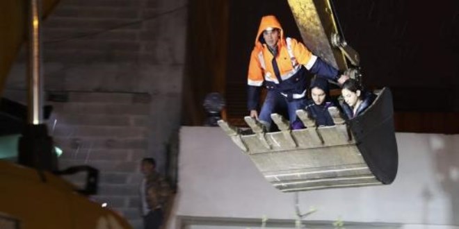 Şanlıurfa'da sağanak: Mahsur kalanlar kepçeyle kurtarıldı