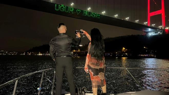 3 BİN LİRA KAPORA VERDİ    Bebek Cevdet Paşa Caddesi?nde Uğur isimli genç kendisini Buse olarak tanıtan K.Ç isimli kız arkadaşına evlilik teklifi yapmak için sosyal medya üzerinden organizasyon şirketiyle iletişime geçti.    Teklif için 6 bin lira değerinde bir organizasyon paketini satın alarak, 3 bin lira kapora verdi.