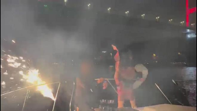 Bebek'te araçlarını parkeden çift, yata bindi. Uğur K. evlilik teklifi için lazer ışığı ile 15 Temmuz Şehitler Köprüsü'ne isimlerinin yazılmasını istedi.    Organizasyon şirketi çalışanları köprüye isimlerini yansıtacak lazer sistemi kurdu.    Çift birlikte yata binerek boğaza açıldı. Boğaz?da kız arkadaşıyla seyir ettiği esnada mum ışığında yemek yiyen çift, daha sonra Kız Kulesi?ne uğradı.