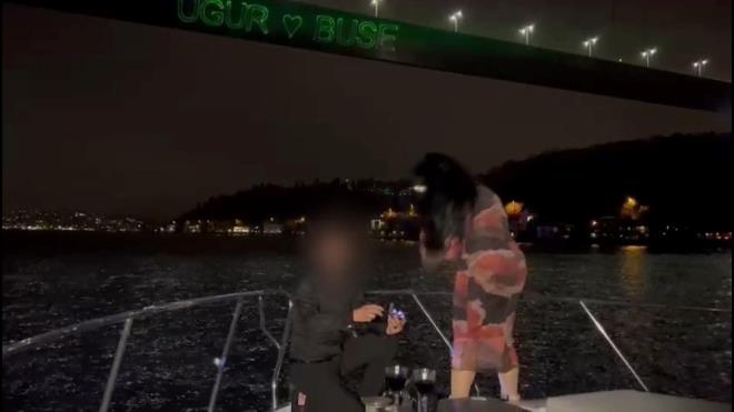 Beşiktaş'ta evlilik teklifi yapmak için organizasyon firması ile anlaşan Uğur K. kız arkadaşıyla yatta akşam yemeği yedikten sonra 2 saat boyunca boğaz turu yaptı.    Lazer ışığı ile isimlerini 15 Temmuz Şehitler Köprüsü?ne yazdıran Uğur K. evlilik teklifinin ardından fotoğraf ve video da çektirdi.    Çift gecenin sonunda ise hesabı isteyen yat çalışanlarına, cüzdanlarının araçtan alıp geleceğini söyledikten sonra kaçtı.