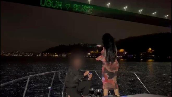 "DOLANDIRILDIK"    Dolandırıldığını belirten Kazancı, "Çok eğlendiler. Turun sonunda çiftimiz inmeden önce ödemeyi talep ettik. Sahile yanaştıktan sonra ödemeyi yapacaklarını söylediler. Tur bittikten sonra beyefendi cüzdanını arabada unuttuğunu iddia etti. Aracın başına gittikten sonra aracının camının kırıldığını, cüzdanının çalındığını telefon ile arayarak bize söyledi. Ücreti ertesi gün vereceğini belirtti. Kendisi çok samimiydi bu yüzden bu durumu anlayışla karşıladık. Olayın ardından 1 hafta geçti, kendisini arıyoruz ancak telefonlarımızı açmıyor. En sonunda kız arkadaşının telefonuna ulaştık. Kız arkadaşı ise kendisiyle  evlenip boşandığını söyledi. 3 gün içinde böyle bir durum nasıl olur anlamadık ama sanırım dolandırıldık" diye konuştu.    "AİLECE EĞLENİYORLARDI"    Yatta çalışan Berat Yılmaz ise "Misafirleri ben karşıladım. Masalarına yemek servisi yaptım. Ailece eğleniyorlardı, tur bittikten sonra kalan ödemelerini hatırlattım. Cüzdanının arabada olduğunu söyledi ben de bıraktım ve gitti" dedi.