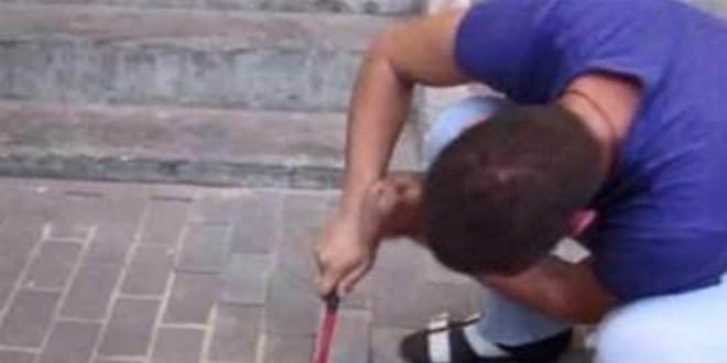 Kimseyi inandıramayınca kaldırım taşlarını tek tek söktü!