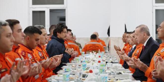 Cumhurbaşkanı, Mehmetçik ile iftar yaptı