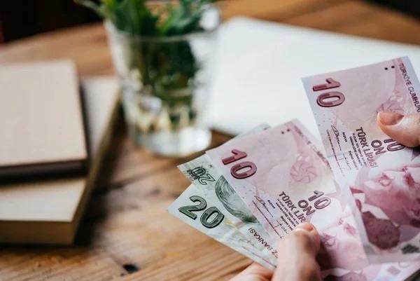 Cumhurbaşkanı Erdoğan, Temmuz ayında asgari ücrete bir ara zam yapılacağını açıkladı. Erdoğan emeklilerin taban maaşının da 5.500 TL'den 7.500 TL'ye çıkardıklarını duyurmuştu. Faruk Erdem, Yeni Asır'da kaleme aldığı yazısında yeni asgari ücrete ilişkin tahminlerini sıraladı: