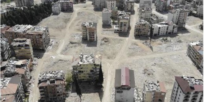Hatay'da binalar yerini meydanlara bıraktı