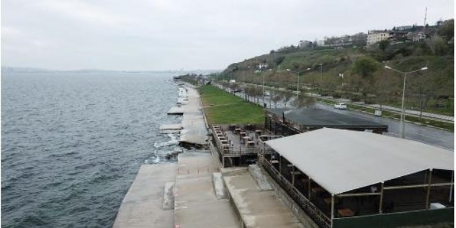Çökmelerin devam ettiği Beylikdüzü sahiline