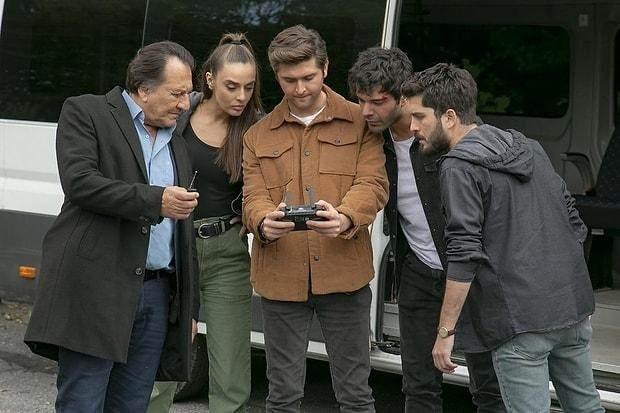 Özgür Ozan'ın "Eylülde buluşuruz" mesajının ardından dizinin Rıza Baba'sı Zafer Ergin?le Kanal D İç Yapımlar ile anlaşma masasına oturdu.