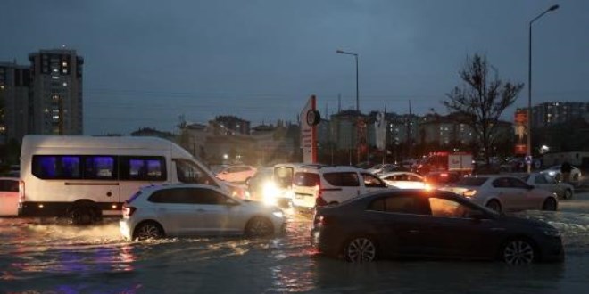Ankara'da gök gürültülü sağanak ve dolu