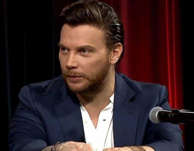 Ardından önceki gün oy kullandıktan sonra objektiflere yansıyan Sinan Akçıl, gazetecilerin sorularını yanıtlamayı ihmal etmedi.