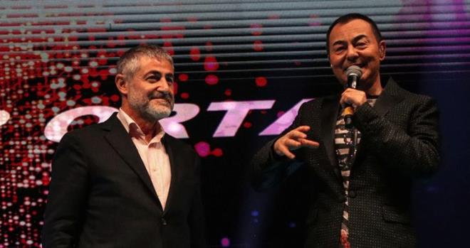 Geçtiğimiz günlerde Mersin'de Gençlik Buluşması'nda sahne alan Serdar Ortaç, Hazine ve Maliye Bakanı Nureddin Nebati için unutulmaz parçası 'Karabiberim'i seslendirmişti.