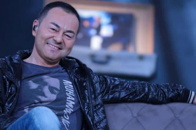 Sosyal medyada büyük yankı uyandıran ithamların ardında Serdar Ortaç, ilk olarak sosyal medyada yanıt vermek yerine Fatih Portakal'ı paylaştı ve yorumu sosyal medya kullanıcılarına bıraktı.