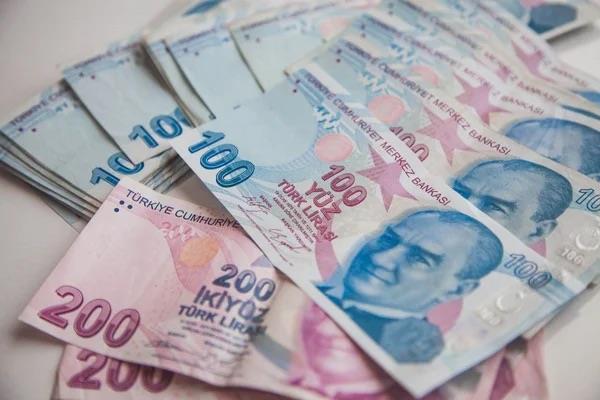 En düşük memur mevcut maaşı 11 bin 838 lira seviyesinde. Bu tutarın 22 bin liraya çıkarılması halinde en düşük memur maaşına yüzde 85 oranında zam yapılmış olacak.
