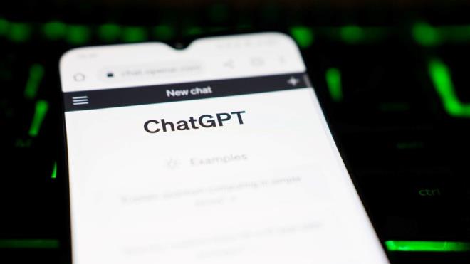 OpenAl, ayrıca ChatGPT?nin iPhone uygulamasının, ?reklamlar arasında gezinmeden anında yanıtlar verdiği, özel tavsiyeler, yaratıcı ilham ve profesyonel girdi sağladığı ve yeni diller keşfetmek gibi öğrenme fırsatları sunduğu?nu aktardı.