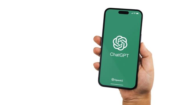 "GELECEK HAFTALARDA DİĞER ÜLKELERE GELECEK"  <br>  ChatGPT, ABD'deki iPhone'larda kullanıma sunuldu. App Store'da OpenAI tarafından yayımlanan tanıtım yazısında, "ABD'de bugün kullanıma başlıyoruz ve önümüzdeki haftalarda başka ülkelere de yayılacağız." denildi.