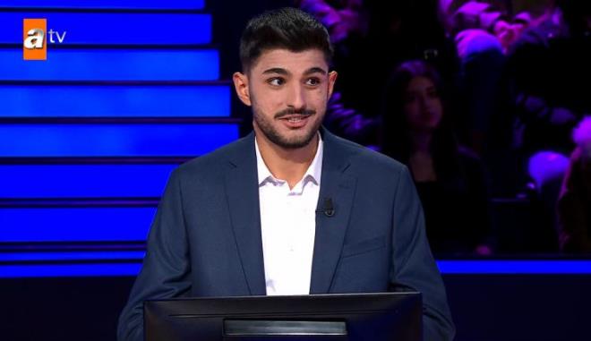 Koyu bir Beşiktaş taraftarı olan genç yarışmacı, "Süleyman Saba'nın da dediği gibi; İyi bir Beşiktaşlı olmak için iyi bir insan olmak gerekir" diyerek yarışmaya heyecanlı bir giriş yaptı.