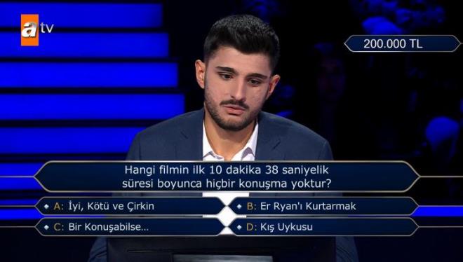 "Hangi filmin ilk 10 dakika 38 saniyelik süresi boyunca hiçbir konuşma yoktur?" sorusu hakkında bir fikri olmayan yarışmacı "A- İyi, Kötü ve Çirkin", "B) Er Ryan'ı Kurtarmak", "C) Bir Konuşabilse..." ve "D) Kış Uykusu" şıkları arasında kararsızlık yaşadı.