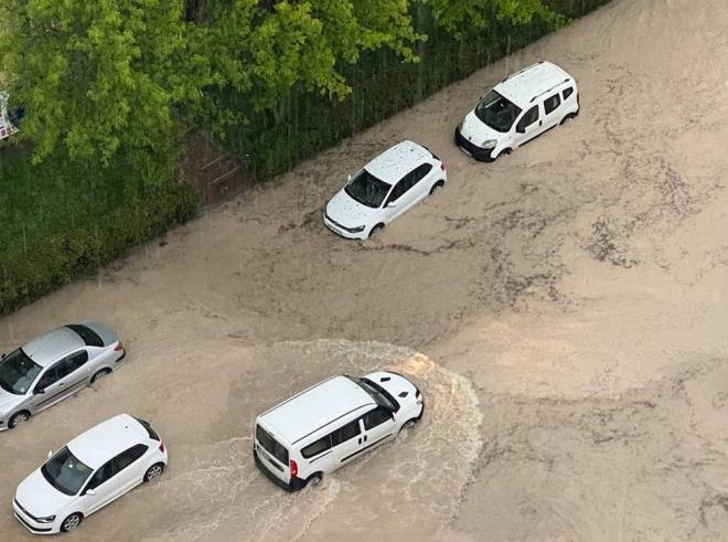 Ani sel, su baskını, yıldırım, dolu yağışı ve kuvvetli rüzgara karşı dikkatli ve tedbirli olunması uyarısında bulunuldu.