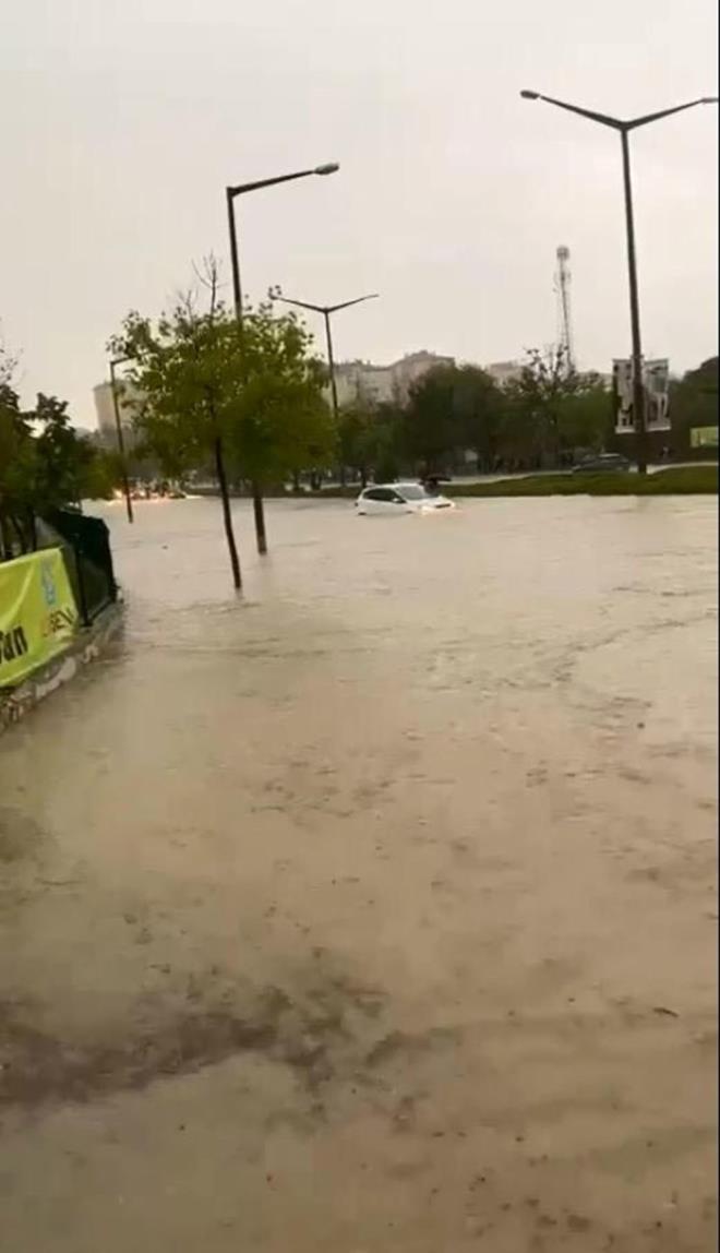 Etimesgut, Eryaman, Sincan ve Gölbaşı ilçelerinde öğle saatlerinde başlayan yağmur, kısa sürede hızlandı, yer yer dolu yağışı meydana geldi.