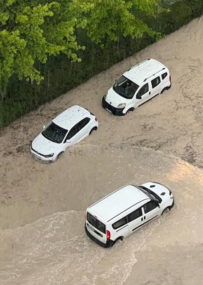 Bazı araçlar su ile kaplı yollarda güçlükle ilerlerken, bazı araçlar yolda kaldı.