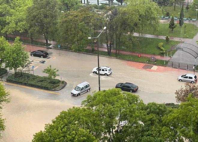 Açıklamada, Ankara'nın kuzey ve batısında başlayan gök gürültülü sağanak yağışın saat 19.00'a kadar etkili olmasının beklendiği belirtildi.