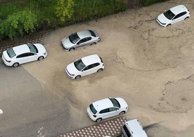 Şiddetli yağış nedeniyle cadde ve yollarda su birikintileri oluştu.