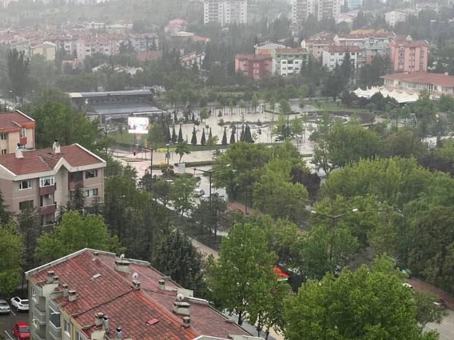 Ankara Büyükşehir Belediyesi Başkanı Mansur Yavaş da olumsuzluklara müdahale etmek üzere bin 205 araç ve 2 bin 340 personelin sahada olduğunu belirtti.