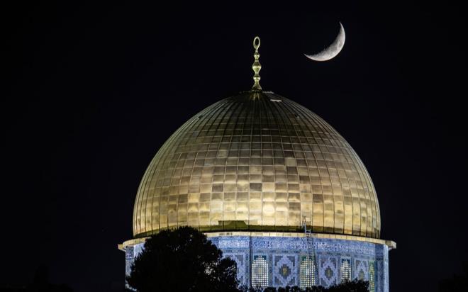 Kudüs'te Müslümanların ilk kıblesi olan Mescid-i Aksa içinde yer alan Kubbet'üs-Sahra Camisi ayın hilal haliyle buluşarak çok güzel bir görüntü oluşturdu.