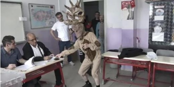 Geyik kostümüyle oy kullandı