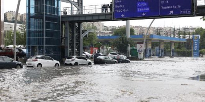 Ankara'da sağanak: Yollar göle döndü, ev ve iş yerlerini su bastı