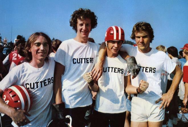 8- BREAKİNG AWAY (1979)    Dennis Quaid, Dennis Christopher ve Daniel Stern gibi isimlerin rol aldığı film, liseden mezun olan 4 yakın arkadaşın, bisiklet yarışına katılma hayali olan arkadaşlarına yardımcı olmalarını anlatıyor.    Peter Yates'in yönettiği "Breaking Away", yıllara meydan okuyan ilham verici bir spor filmi.