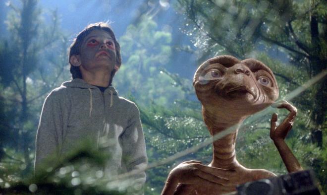 6- E.T. the EXTRA-TERRESTRİAL (1982)    Spielberg, gişe rekorları kıran filmi E.T. ile yalnızca 80'lerin çocuklarının değil onların ailelerinin de gönlüne taht kurdu.    Yolda kalmış bir uzaylı ve onu gizlice evine götüren Elliott adında küçük bir çocuğun dostluğunu konu alan filmde, Drew Barrymore ve Henry Thomas rol alıyordu.