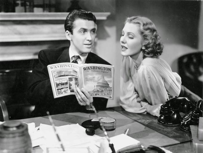 5- BAY SMITH WASHİNGTON'A GİDİYOR (1939)    Frank Capra imzası taşıyan film, Washington D.C.'deki siyasi yolsuzlukla mücadele eden yeni atanmış ABD Senatörü'nün etrafında dönüyor.