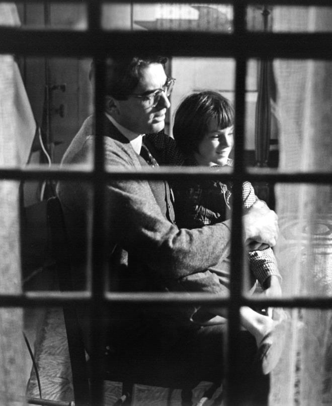 2- BÜLBÜLÜ ÖLDÜRMEK (1962)    "Bülbülü Öldürmek" (To Kill A Mockingbird) sinema tarihinin en dokunaklı klasik filmlerinden biri kabul ediliyor.    Filmde Gregory Peck, Alabama'da haksız yere cinsel saldırıyla suçlanan siyahi bir adamı savunan avukat Atticus Finch'i canlandırıyor.