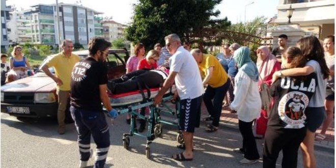 Sürücü adayı fren yerine gaza basınca duvara çarptı