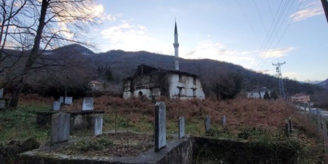 Defineciler 600 yıllık camiyi talan etti