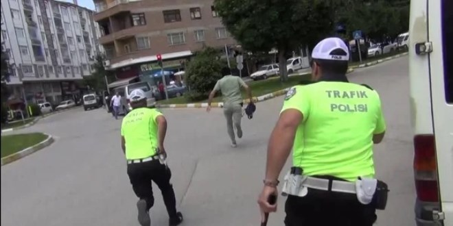 Gerçek sandılar: Hırsız kılığındaki polisi yakalamaya çalıştılar!